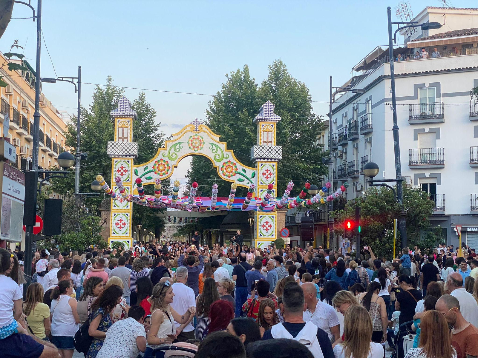 La portada oficial de la Feria de La Carolina es un punto neurálgico de actividad.