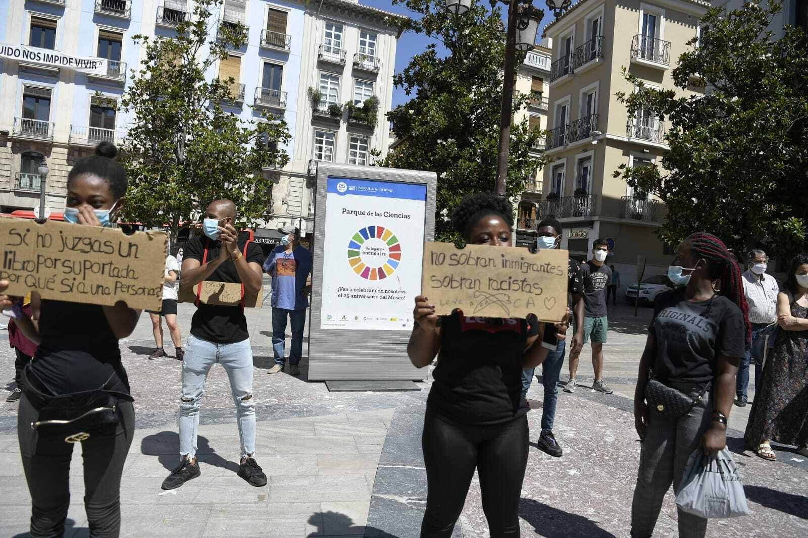 "Ningún ser humano en ilegal": fotos de la manifestación contra el racismo en Granada