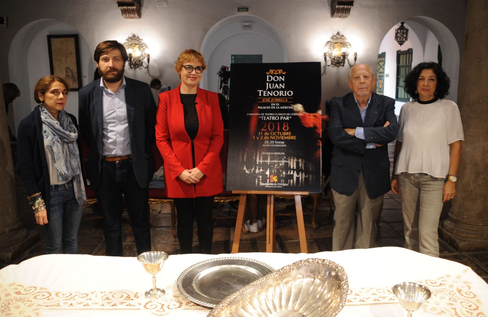 Marisa Ruz (centro) y Antonio Barrios (segundo por la der.), junto a actores de Teatro Par.