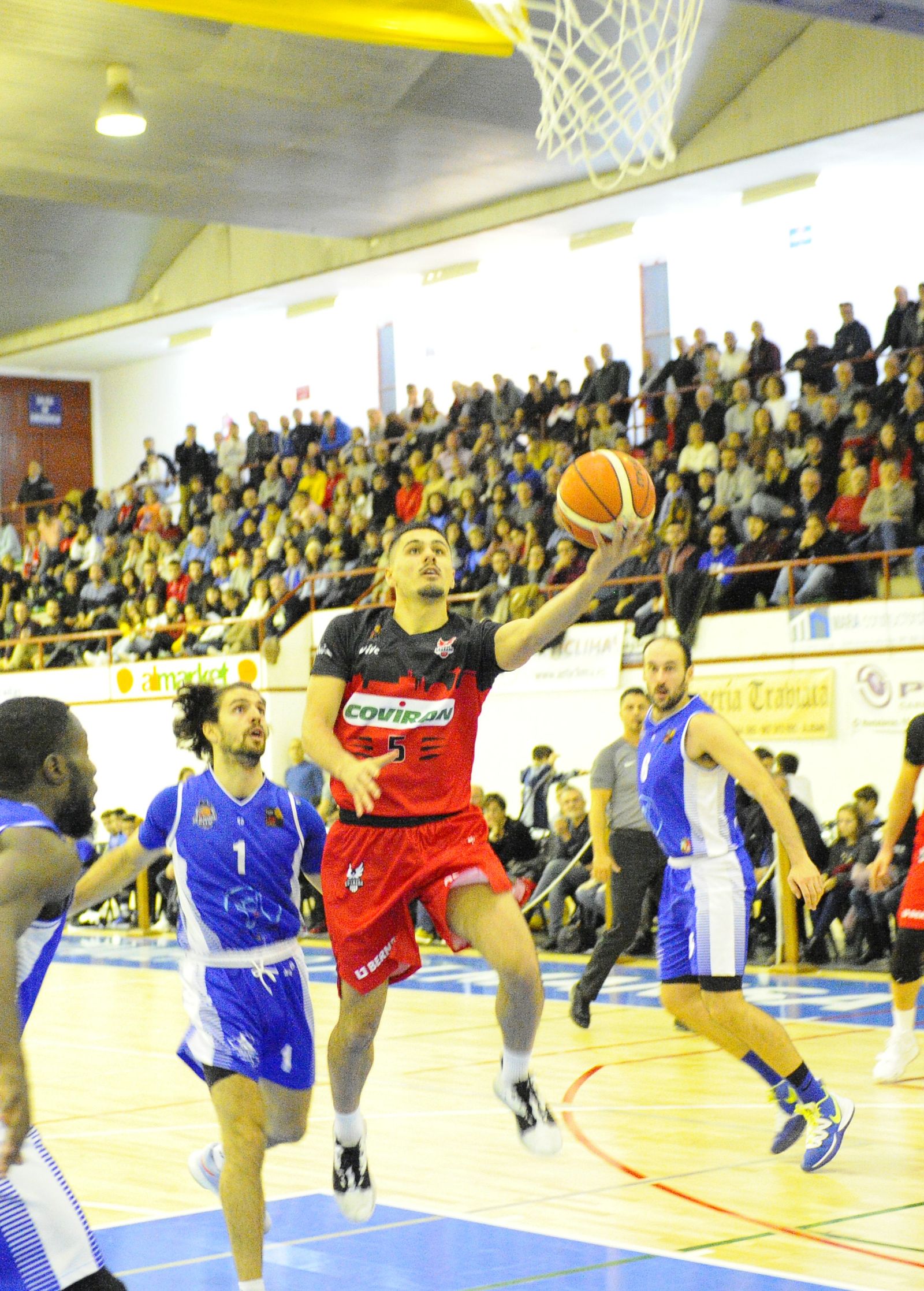 Carlos Corts penetra a canasta.