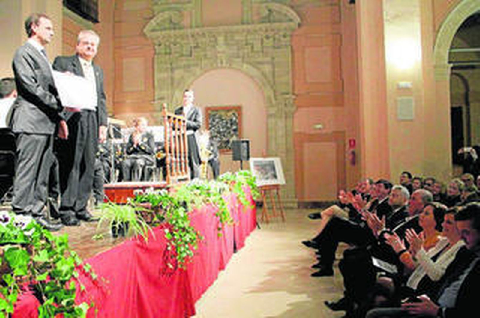 El autor de la obra entregando al alcalde la partitura tras la interpretación de la banda Julián Cerdán.