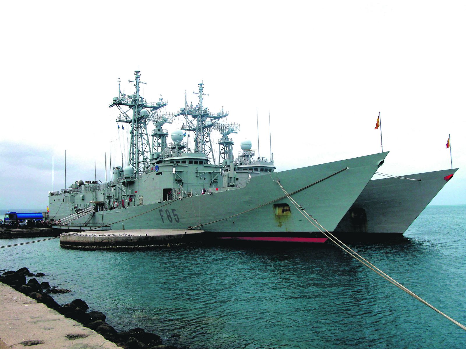 Soldados de la fragata 'Navarra' apuntan sus rifles hacia el mercante 'So San', interceptado en el Índico en 2002.