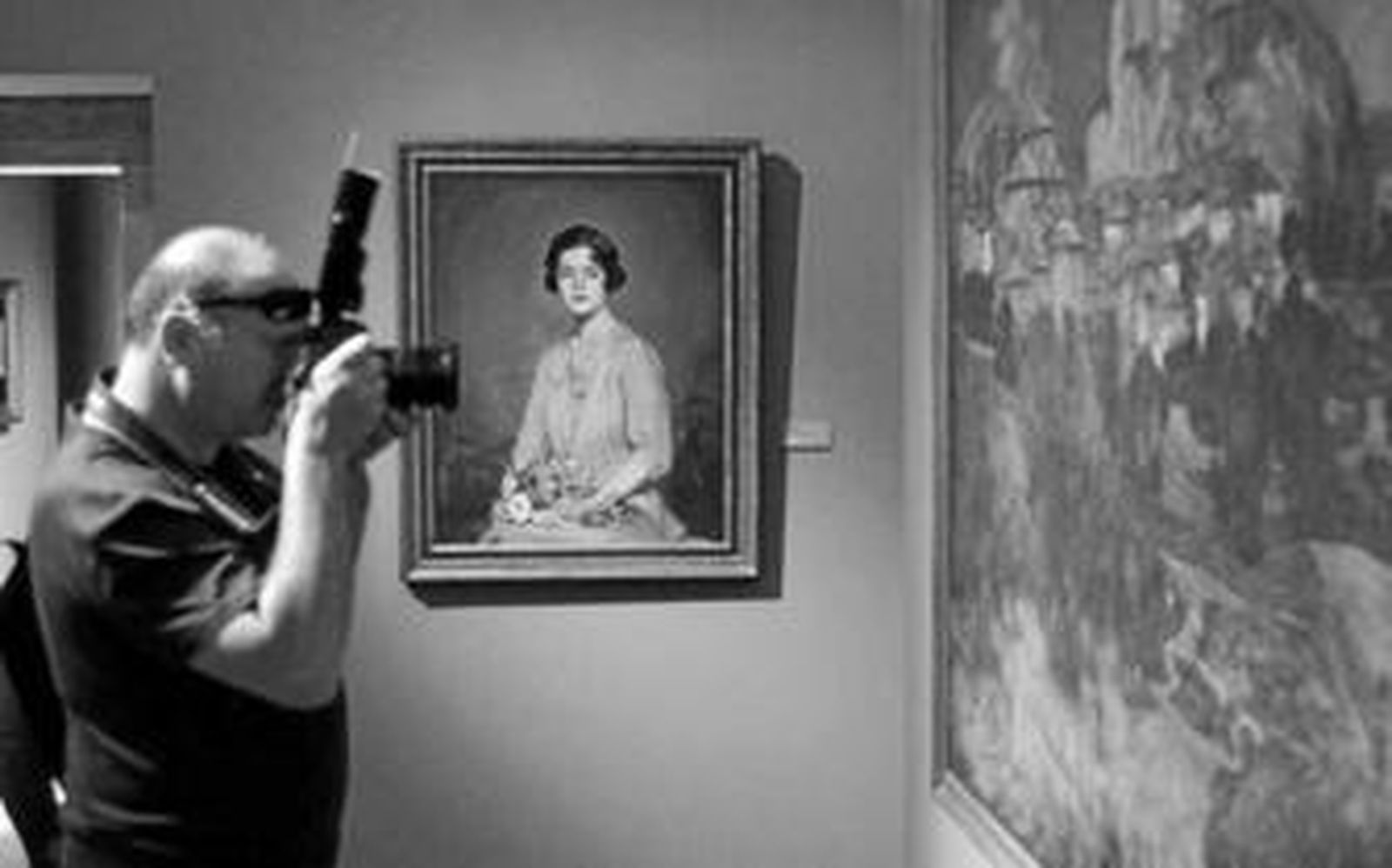 1. 'Desnudo del clavel', de Ignacio Zuloaga, cedida por el Museo Nacional Reina Sofía. 2. Al fondo, 'Retrato de Lucía', de 1912, del Museo Ignacio Zuloaga-Castillo de Pedraza. 3, 6 y 7. Los representantes institucionales, durante su visita a la exposición. 4. Hasta el 18 de septiembre. 5. Otro de los desnudos que integran la muestra.