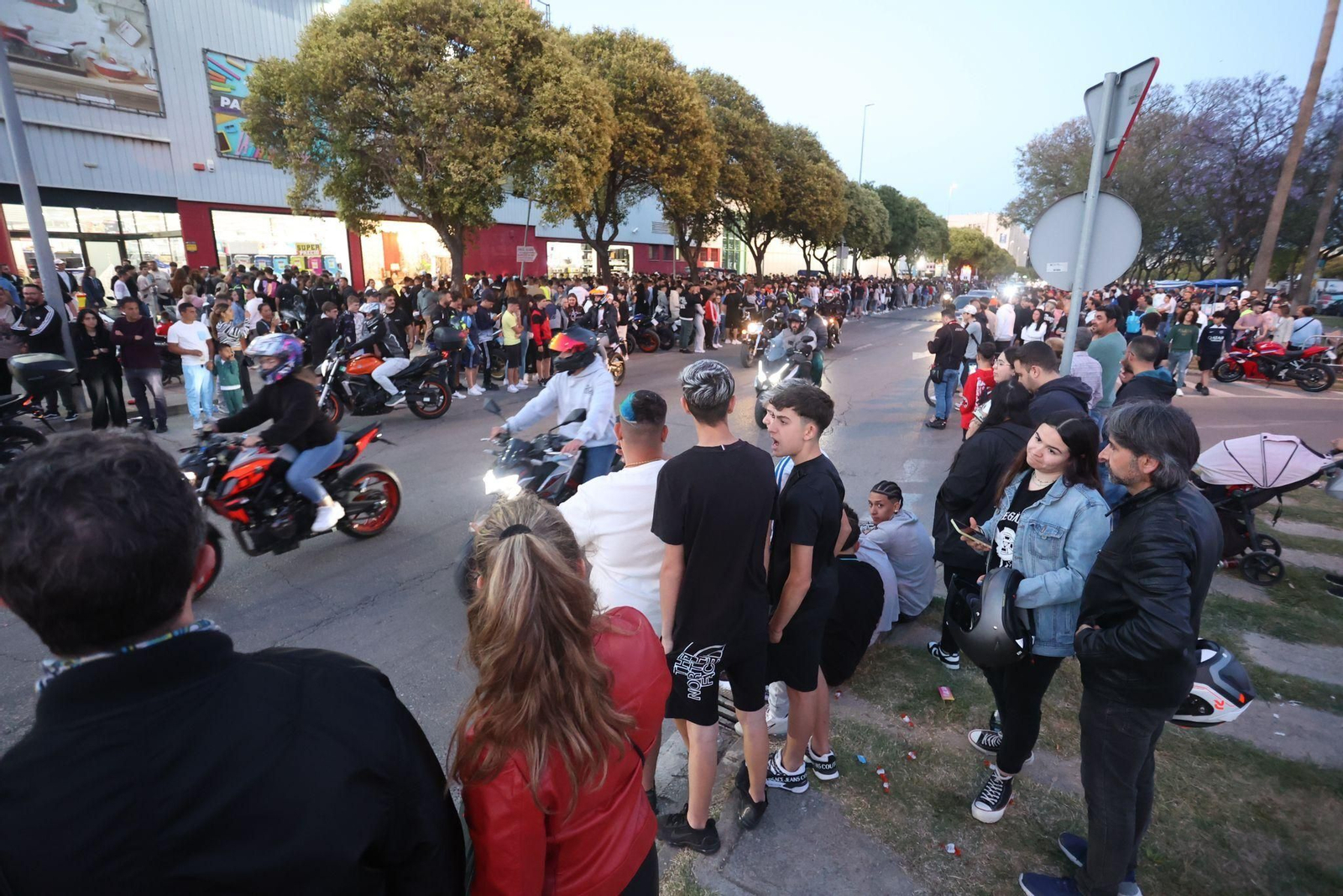 Ambiente motero en Jerez el jueves del Gran Premio de MotoGP
