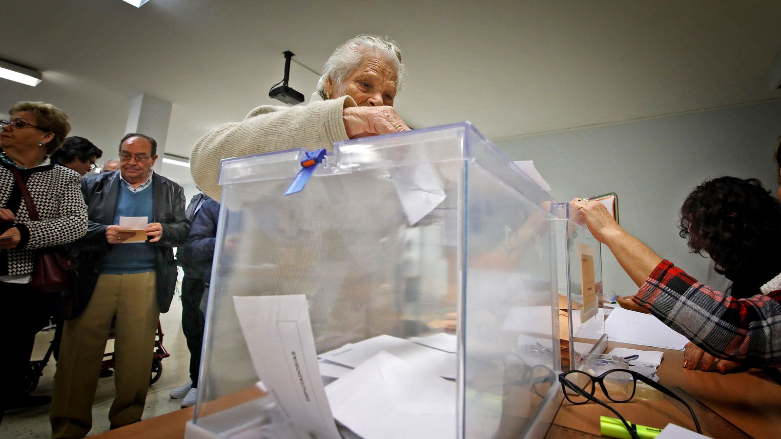 Una jerezana ejerciendo su derecho al voto.