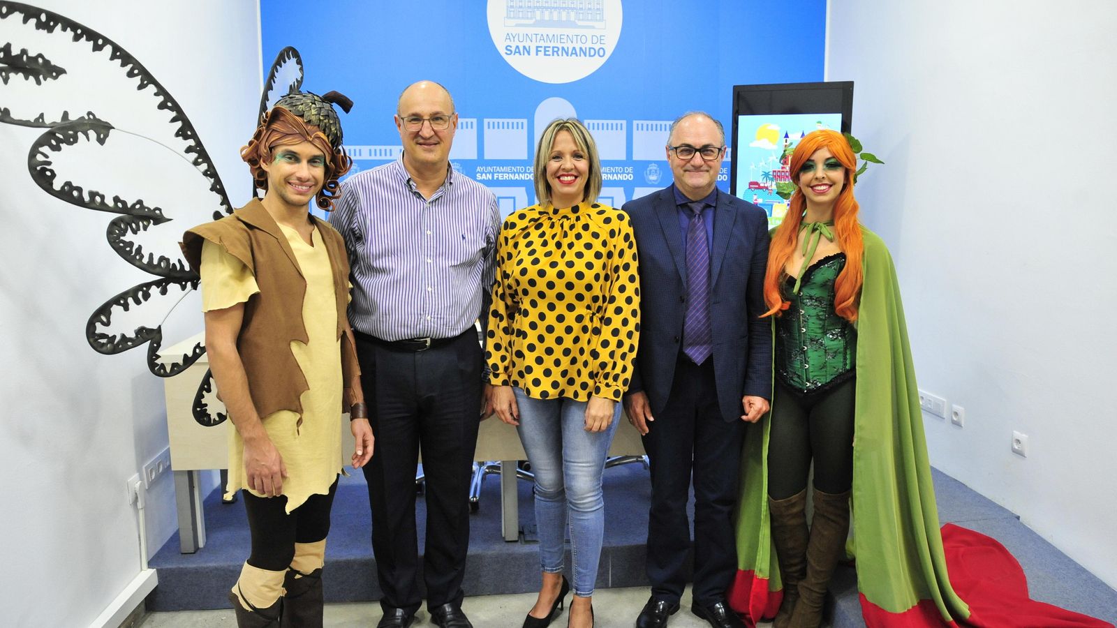 Los personajes de Valle de Cuentos, junto a Ignacio Bermejo, Carmen Toledo y Miguel Ángel González (de d. a i.).