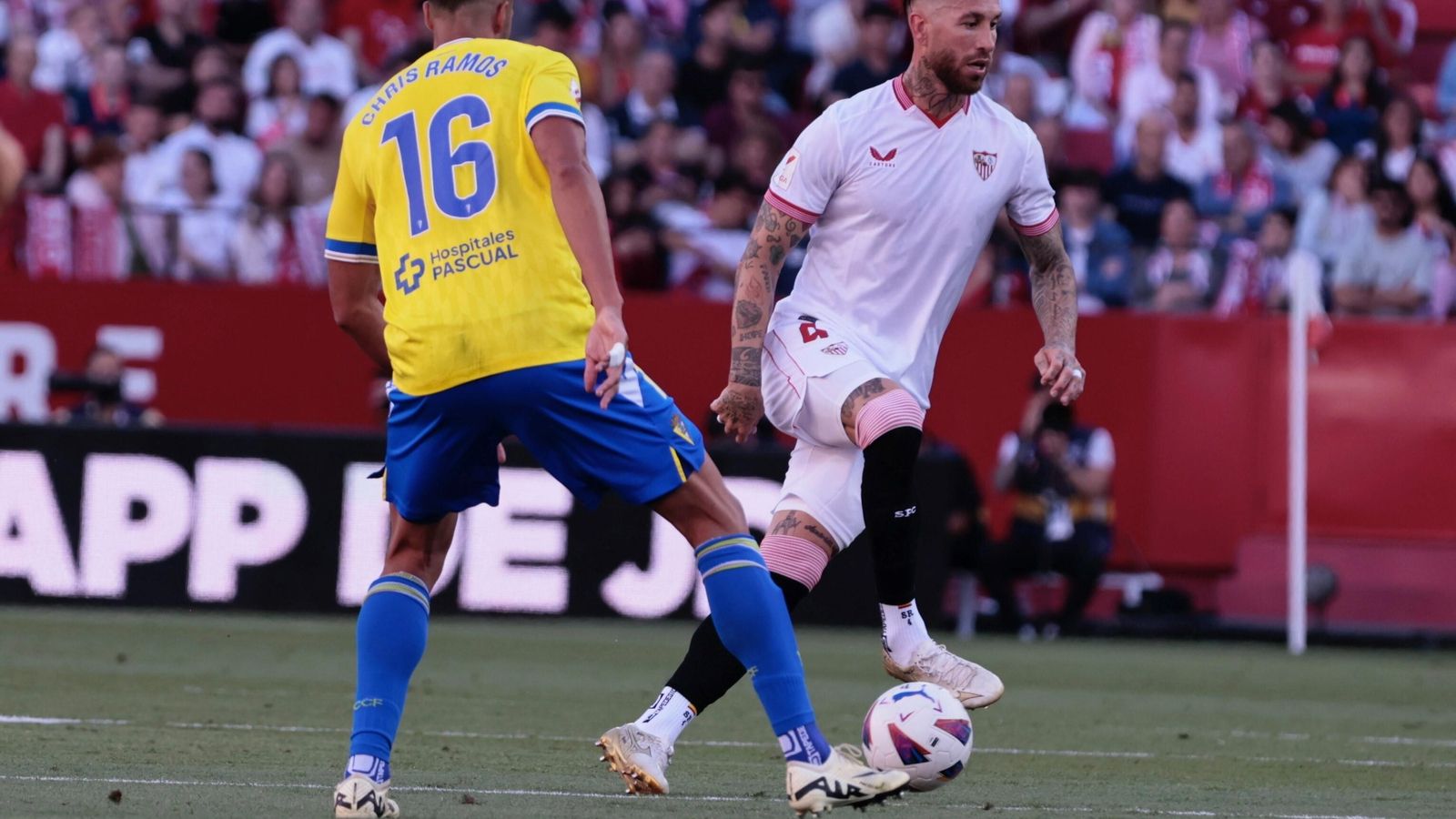 Sergio Ramos sale con el balón ante Chris Ramos.