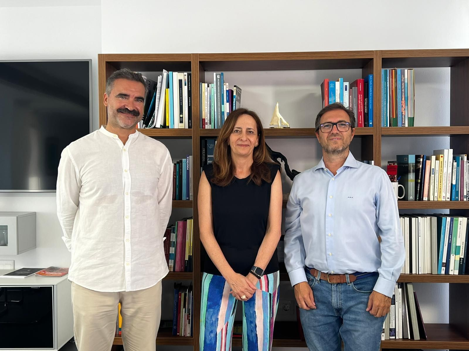 La vicerrectora, con el responsable de Let's Prototype y el profesor Luis López Molina. La vicerrectora, con el responsable de Let's Prototype y el profesor Luis López Molina.