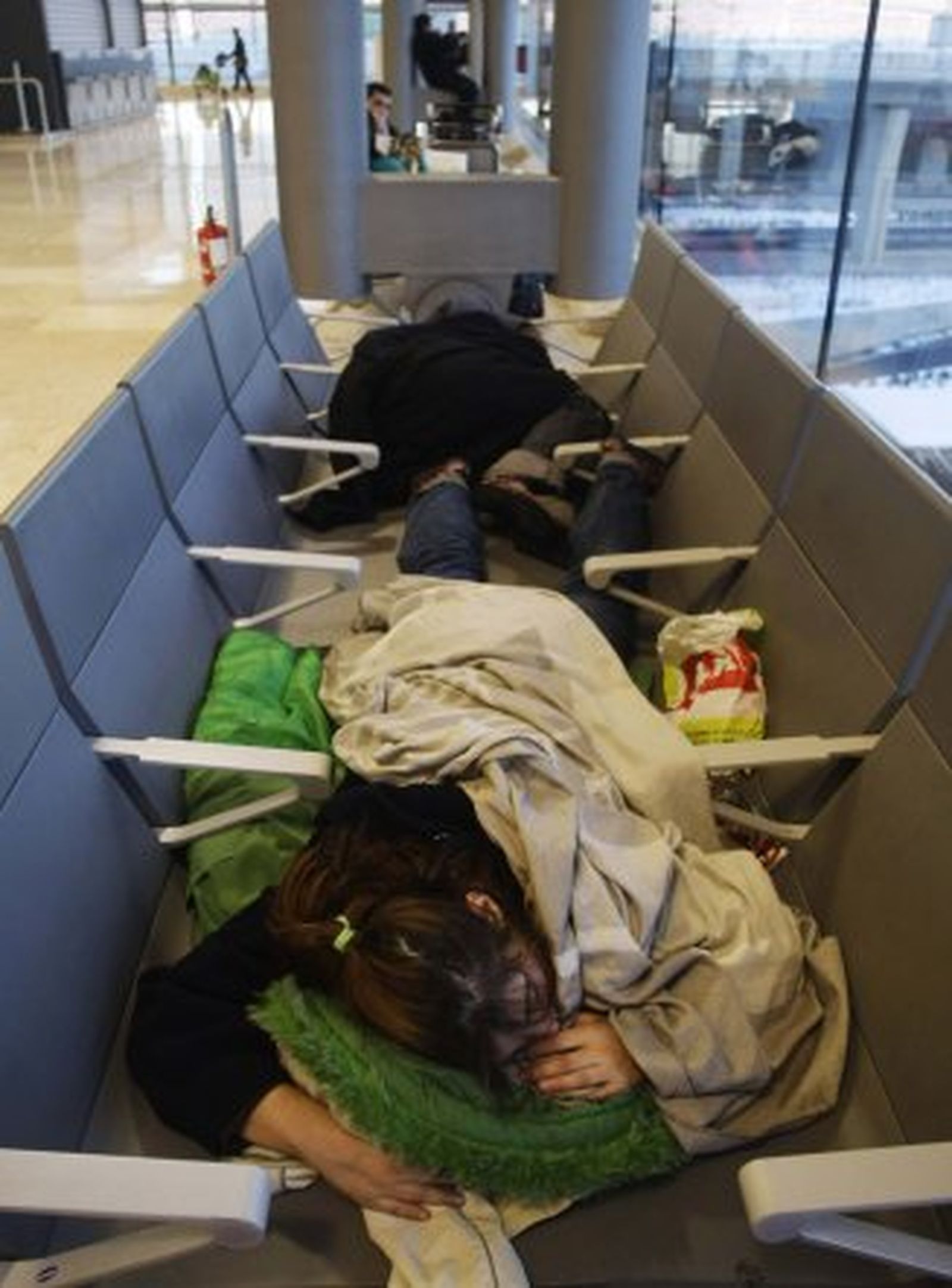 La OCU demandará a AENA y a Iberia por la "vergüenza nacional" de Barajas