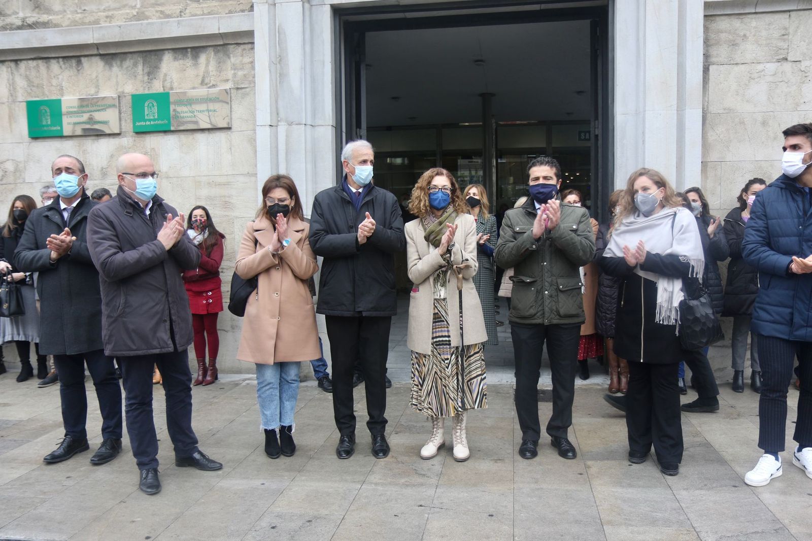 Aplausos tras el minuto de silencio celebrado en las puertas de la delegación de la Junta en Granada