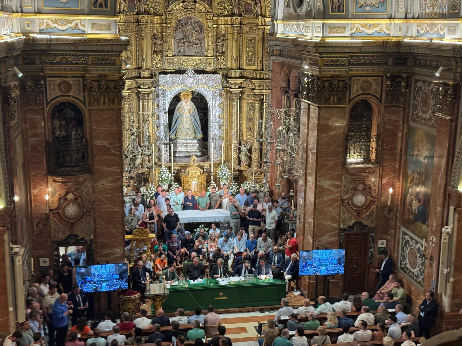 Un momento del cabildo de anoche.