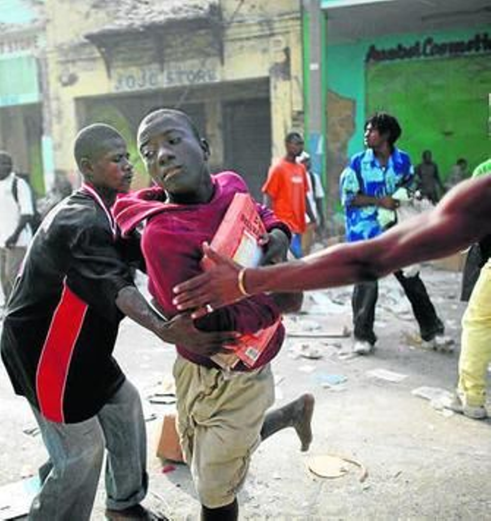 Un hombre huye con lo que ha robado de un almacén.