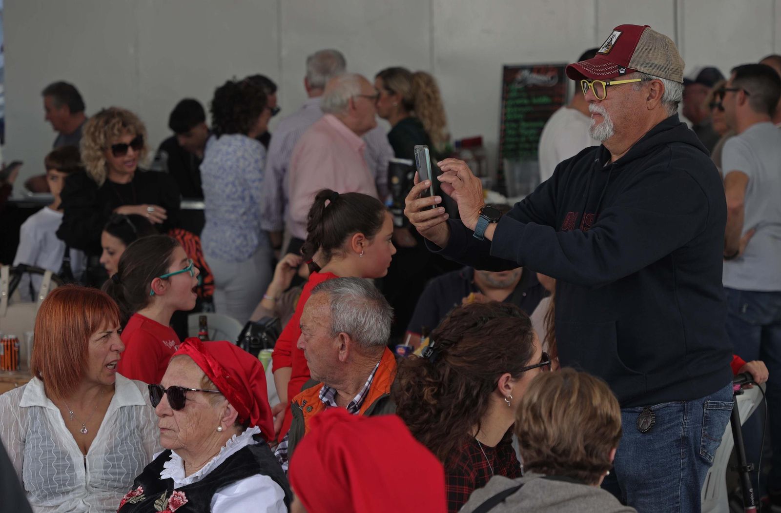 Búscate en las fotos de la Olla de San Isidro en Los Barrios .