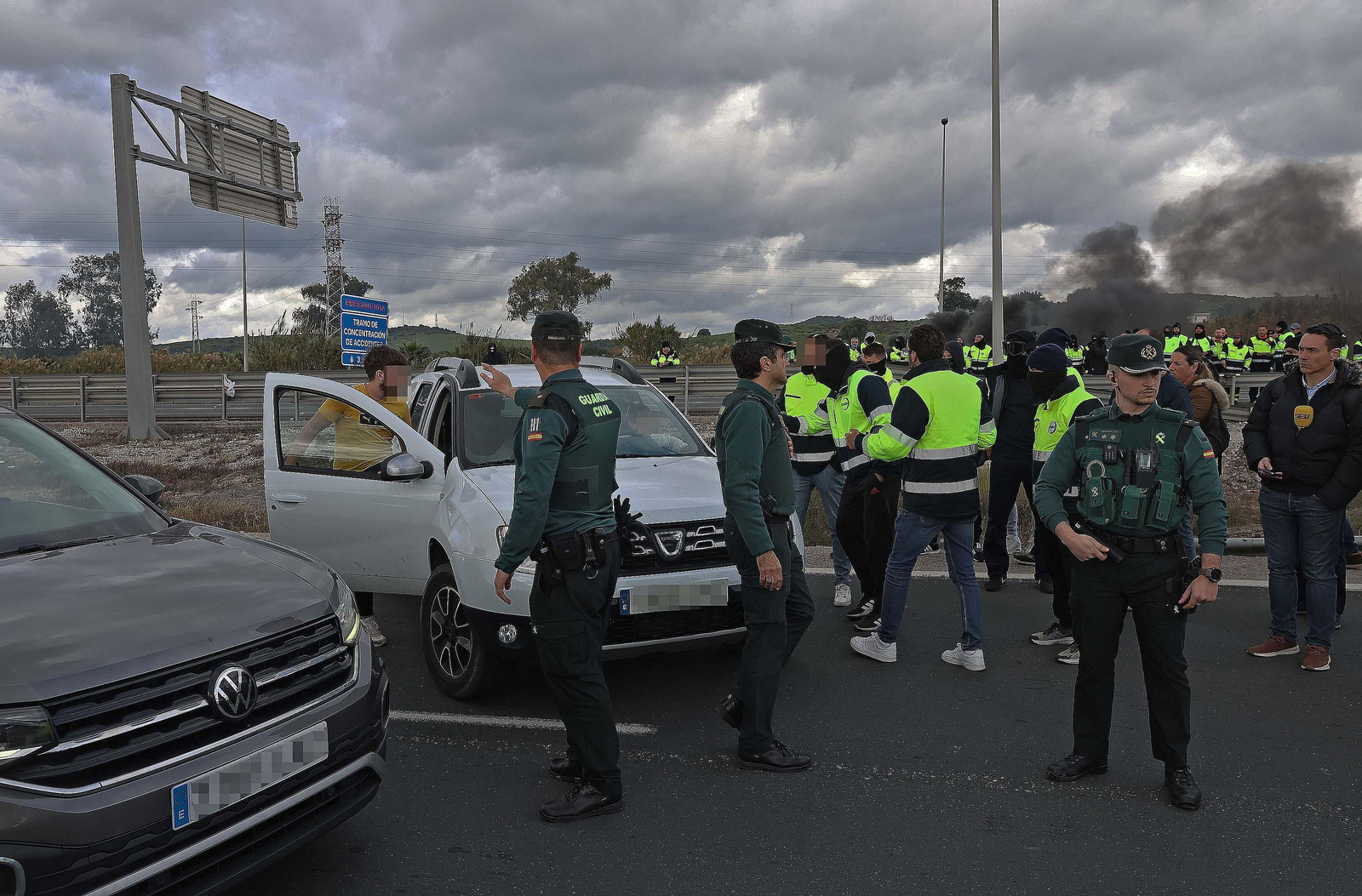 Imágenes del corte de la A7 por los huelguistas de Acerinox tras las negociaciones en el Consejo Andaluz de Relaciones Laborales