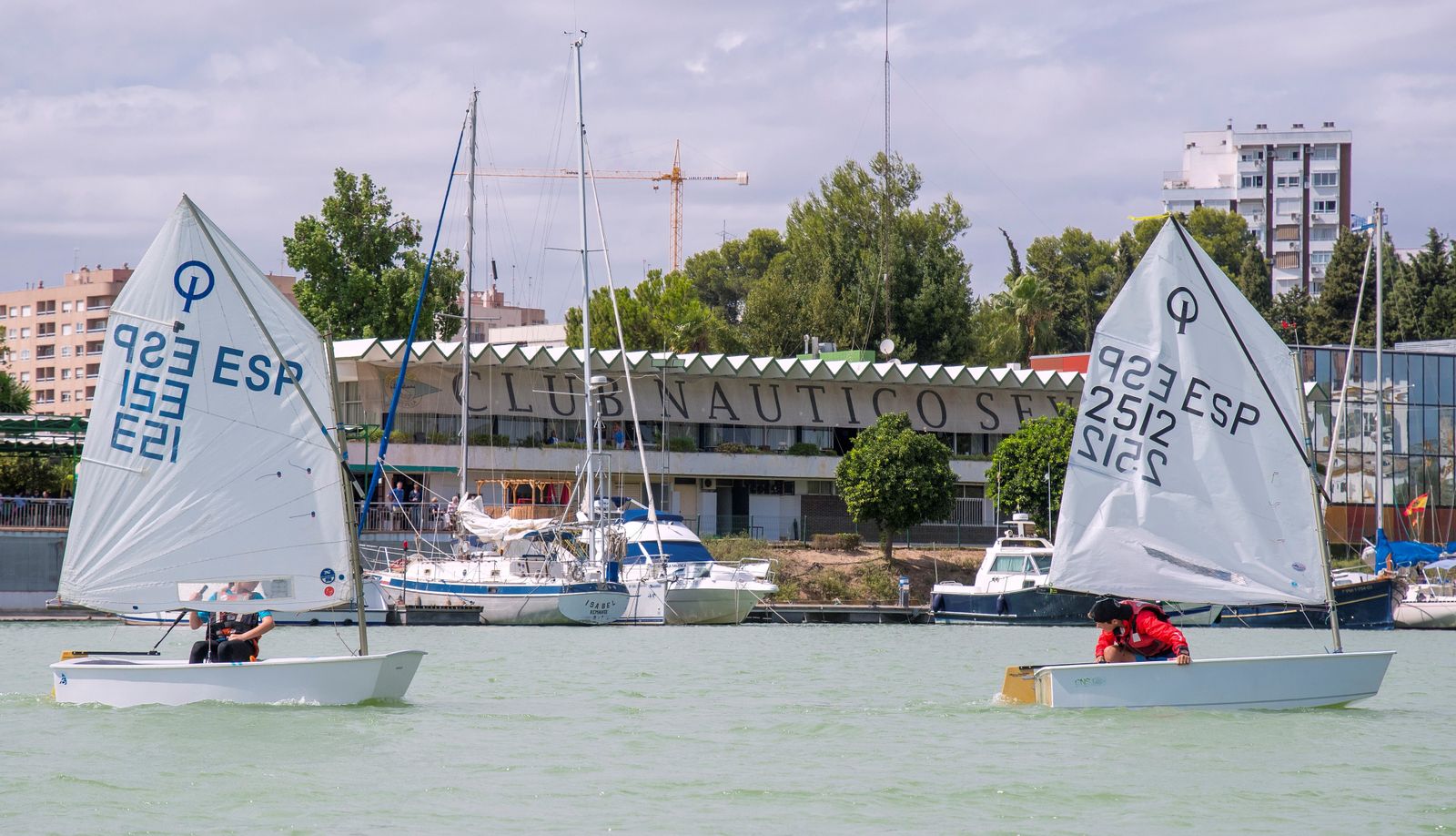 Dos embarcaciones junto al Club Náutico.