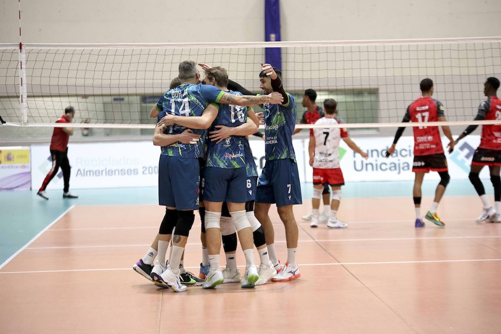 Los ahorradores celebran un punto durante el encuentro frente a los catalanes de la primera vuelta disputado en el Moisés Ruiz.