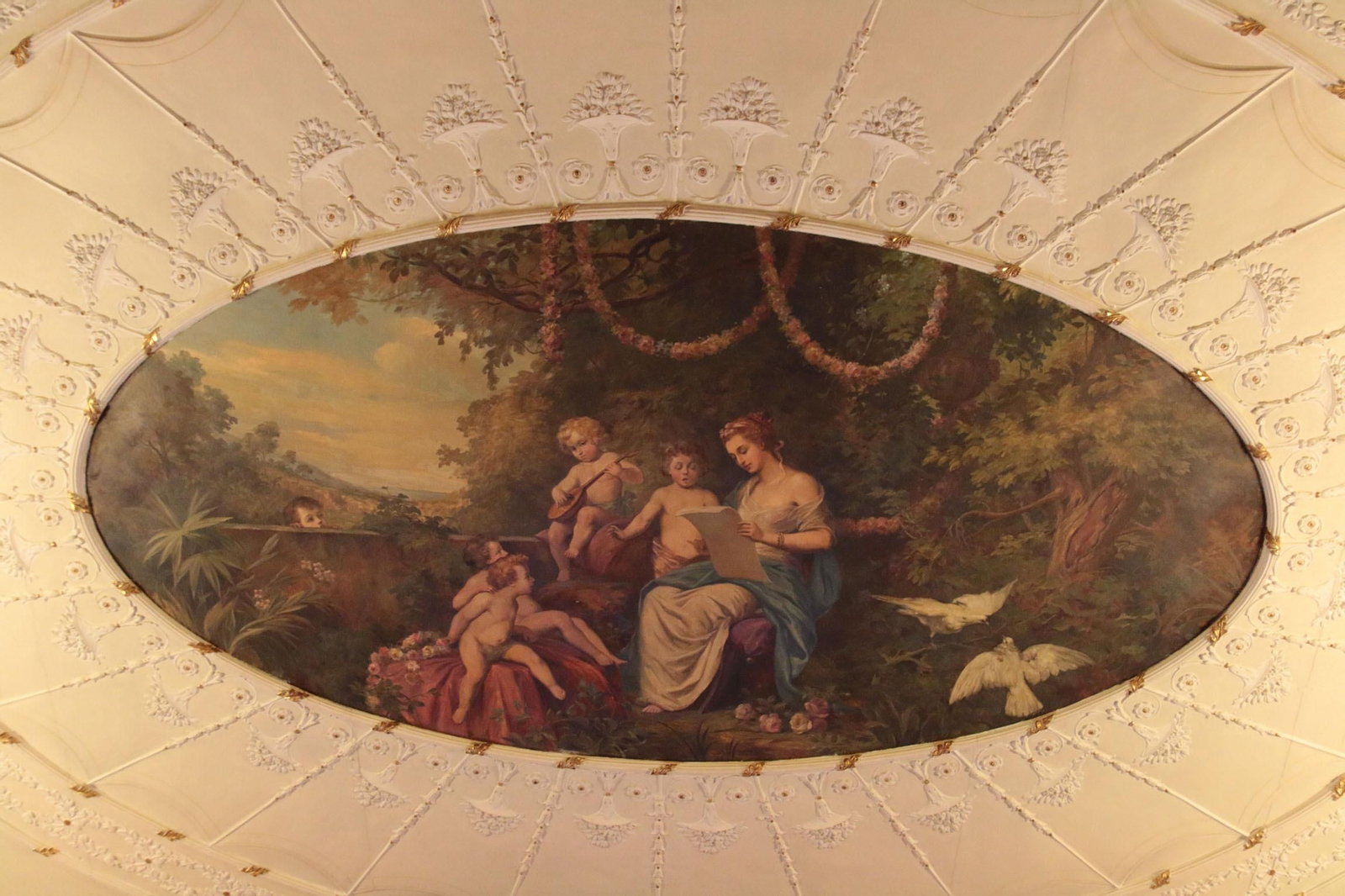 Así de espectaculares son los salones del Círculo Mercantil de Almería