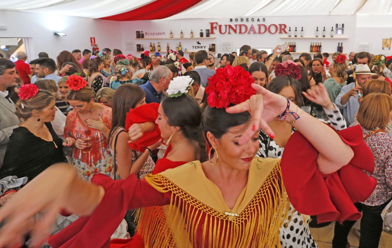 Ambiente y baile por sevillanas en la caseta de 'Fundador' durante la pasada Feria.