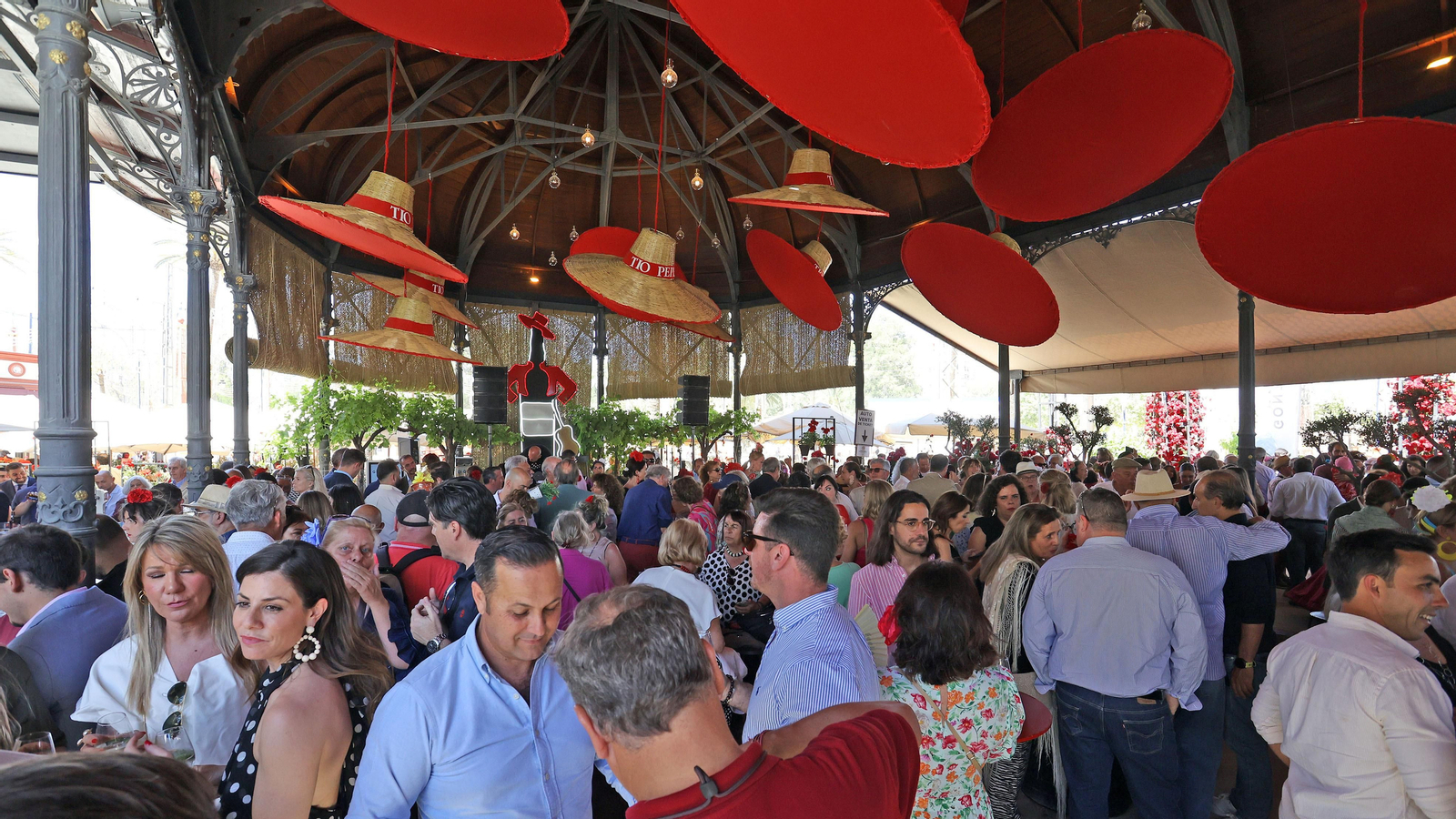 Gran ambiente en la caseta de González Byass