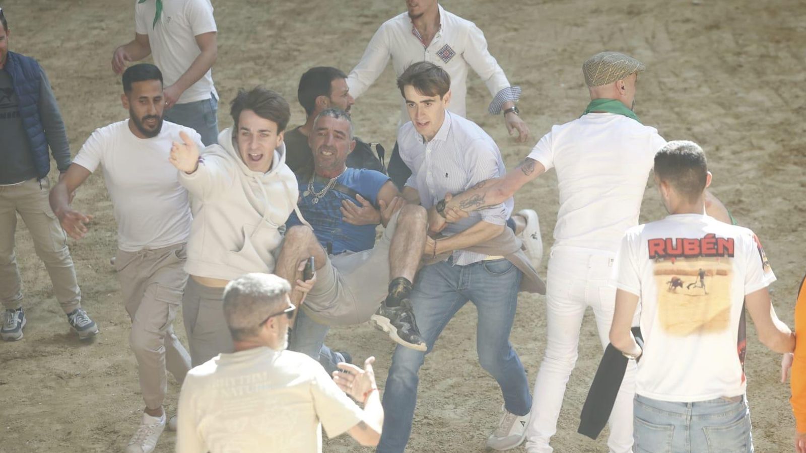 Evacuación del hombre herido en el Toro Embolao.