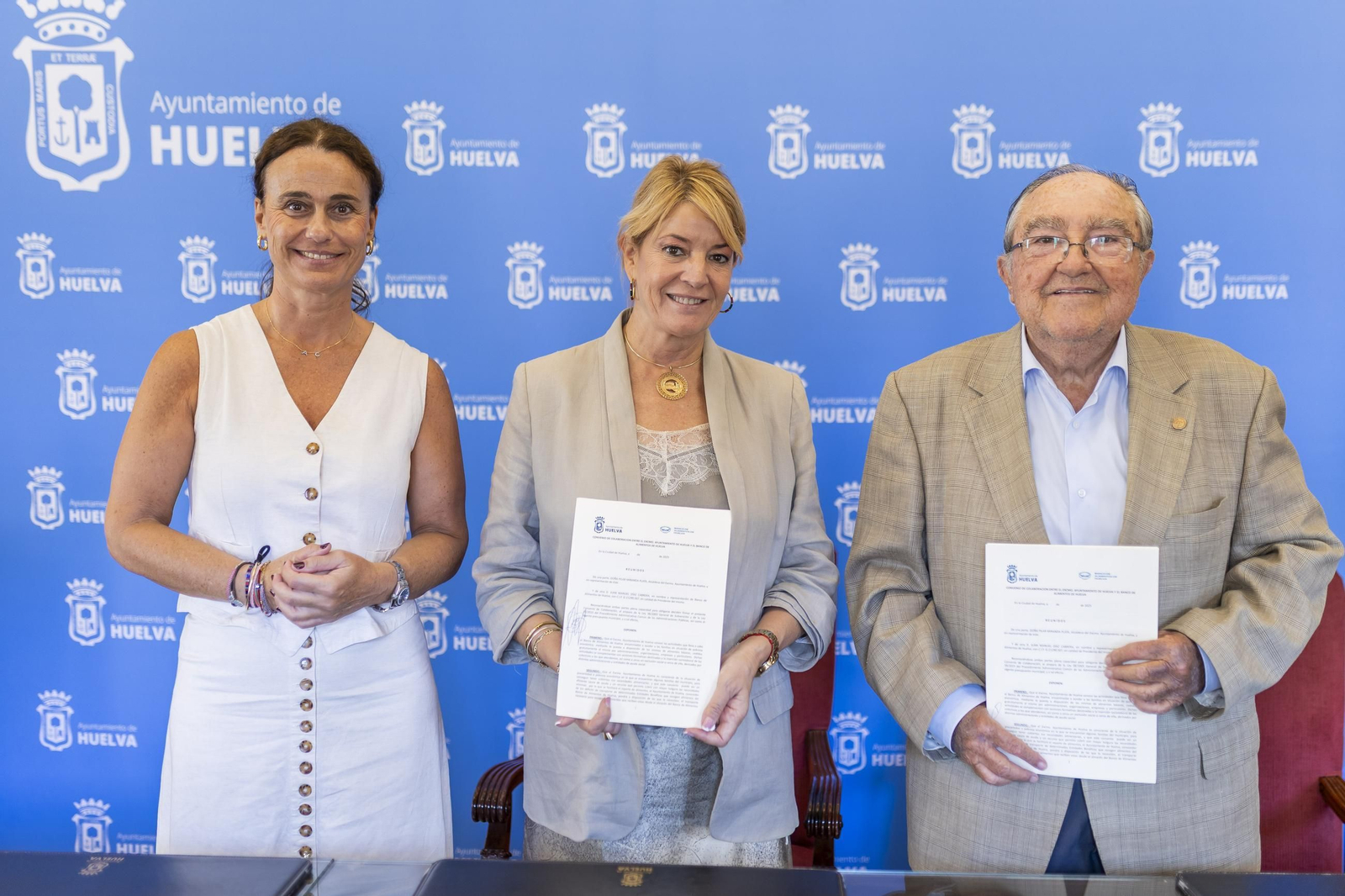 Adela de Mora, Pilar Miranda y Juan Manuel Díaz Cabrera en la firma del convenio entre el Ayuntamiento de Huelva y el Banco de Alimentos.