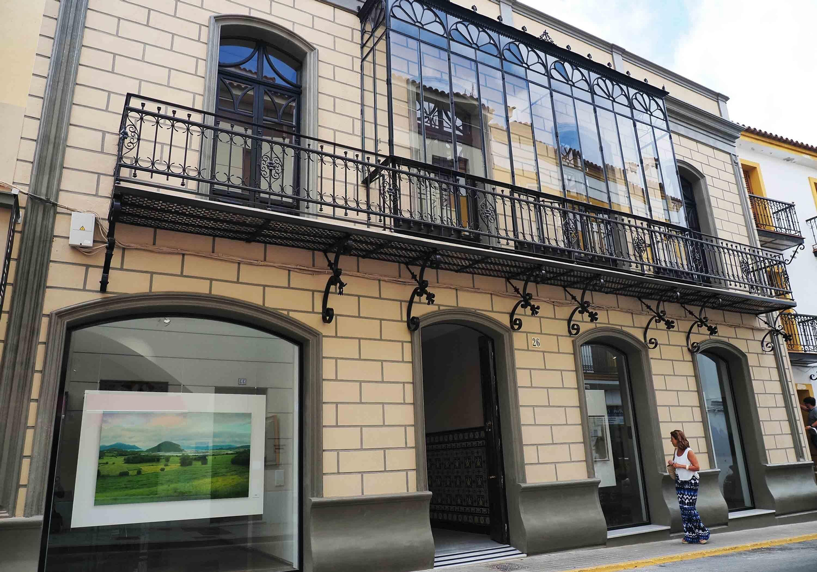 Enrique Romero Santana regresa a Lepe y pone en marcha la primera galería de arte de la ciudad.