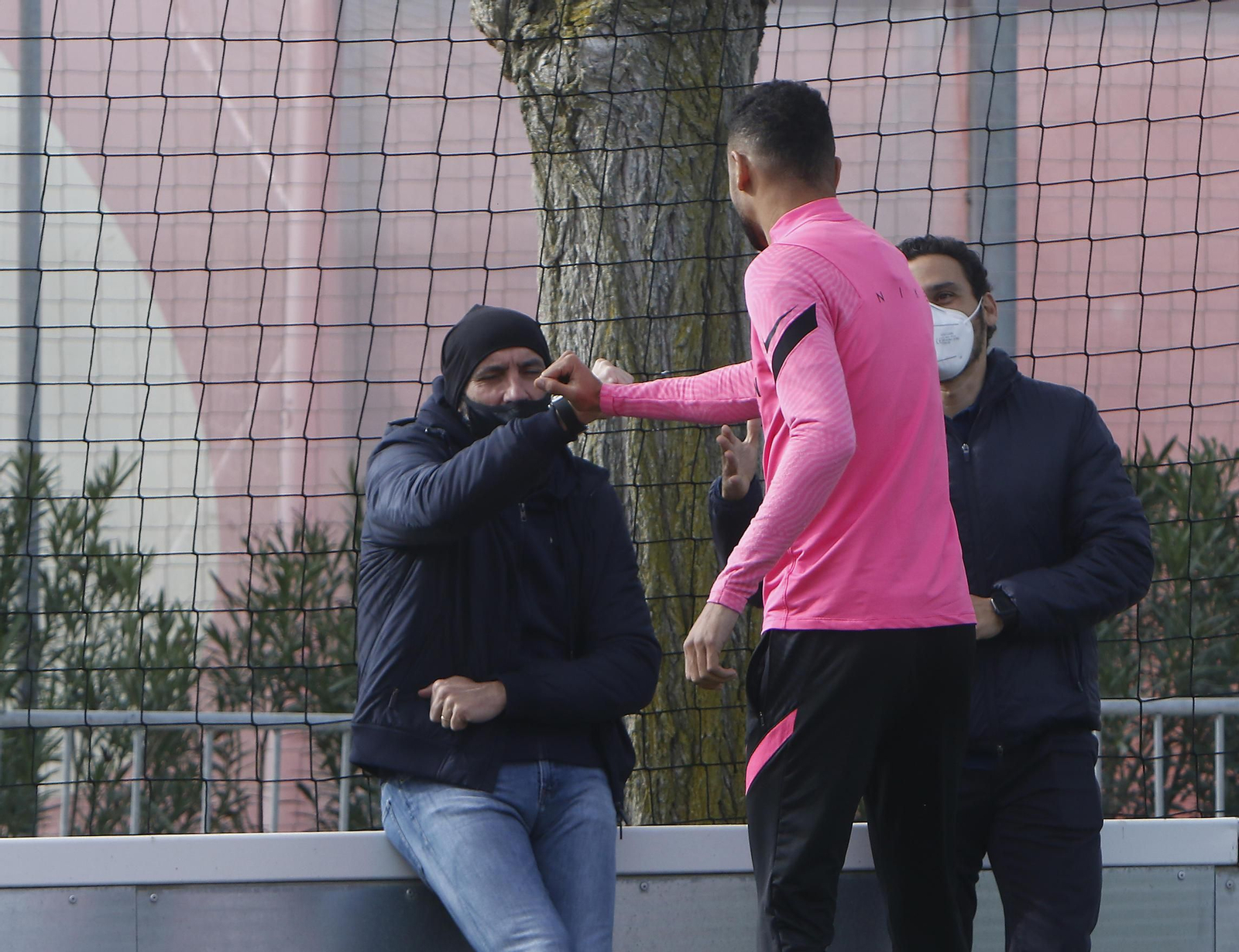 Monchi saluda a En-Nesyri con un gesto de complicidad junto a Del Nido Carrasco.