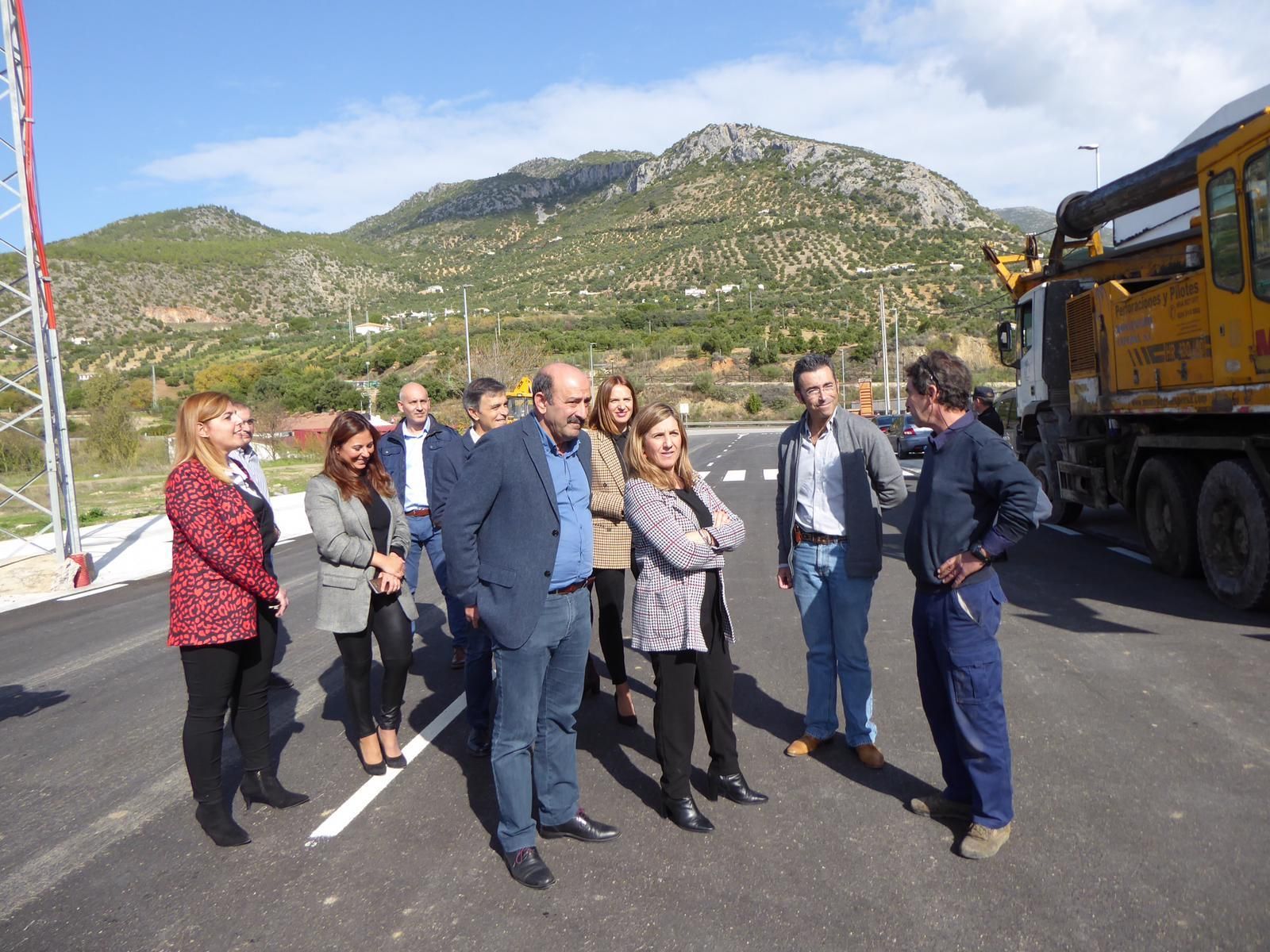 La presidenta de la Diputación, el alcalde y otras autoridades, visitando el emplazamiento.