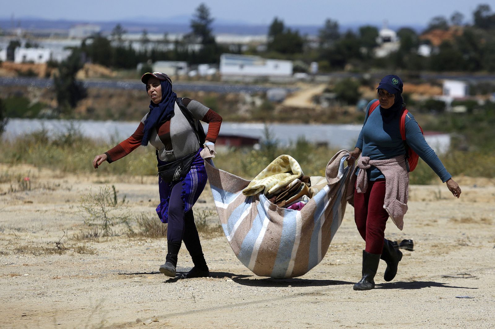 Dos inmigrantes en un poblado chabolista en la provincia de Huelva.