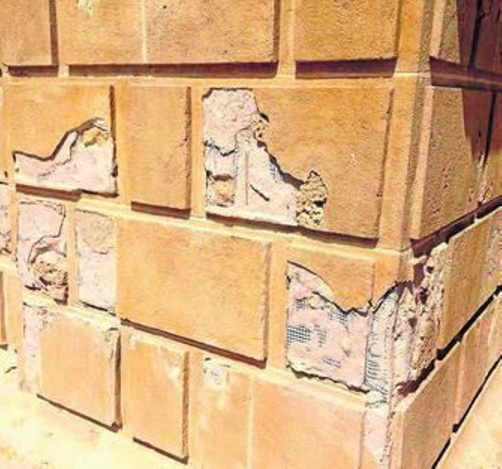 Detalle de algunos de los desperfectos de la Puerta del Puente.