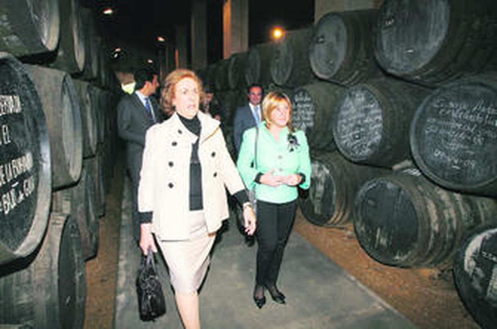 Teresa Rivero, en su visita de ayer a las bodegas que llevarán su nombre, con la alcaldesa de Sanlúcar, Irene García.