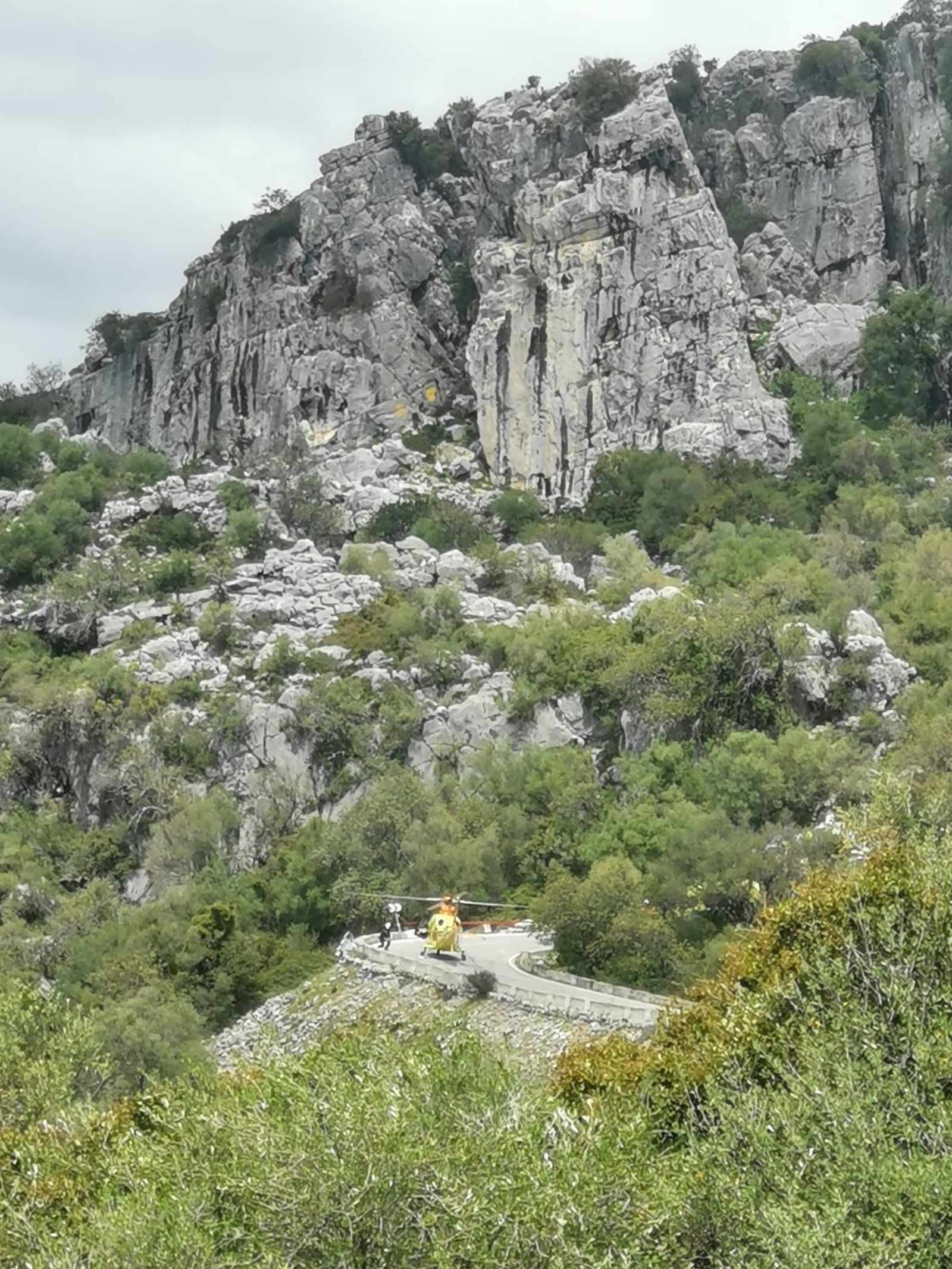 Momento en que el helicóptero acude al lugar para evacuar al herido, que finalmente murió.