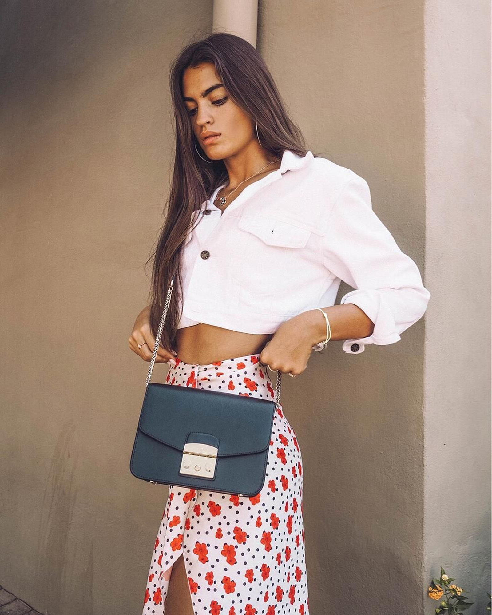 Marta Lozano con un bolso bandolera de Furla.