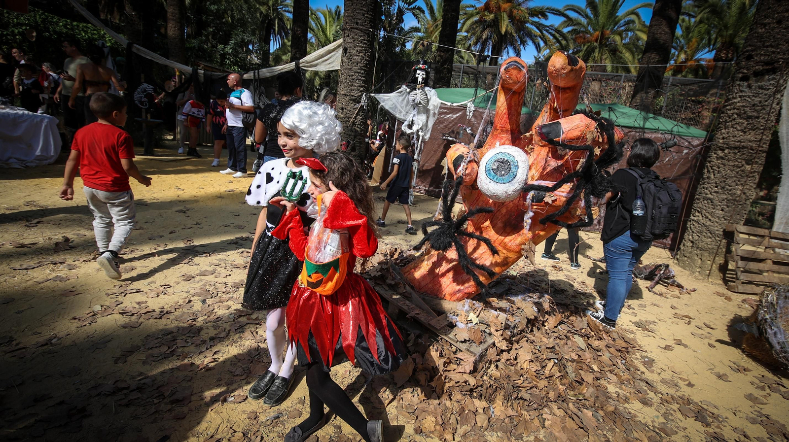 Miles de asistentes a la fiesta de Halloween en el Zoo de Jerez
