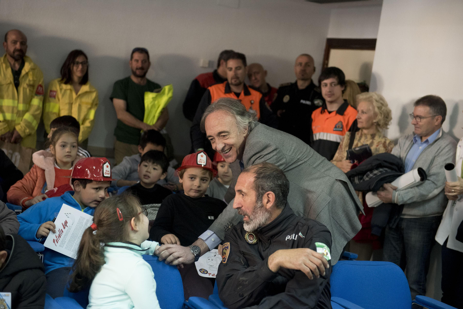 Las Fuerzas de Seguridad visitan a los menores ingresados en el Hospital Materno Infantil