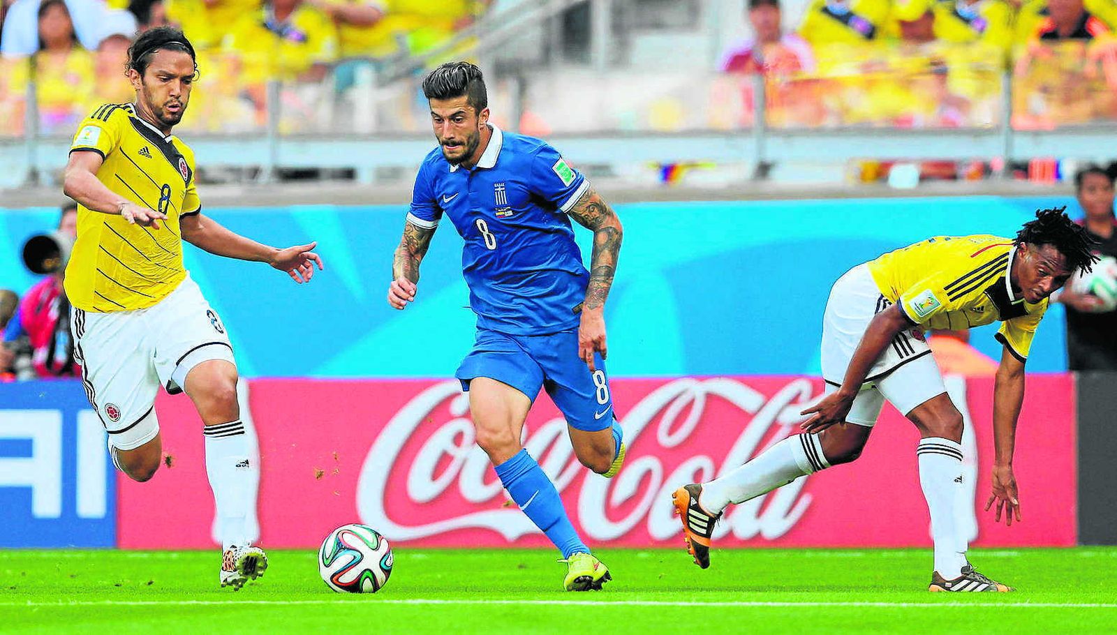 Koné, durante el pasado Mundial de Brasil, sortea a los colombianos Abel Aguilar y Juan Guillermo Cuadrado.