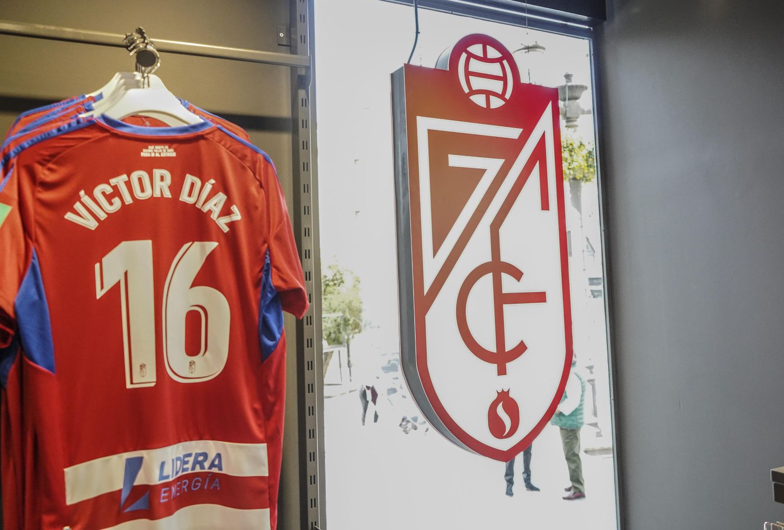 Conoce la nueva tienda del Granada en el centro