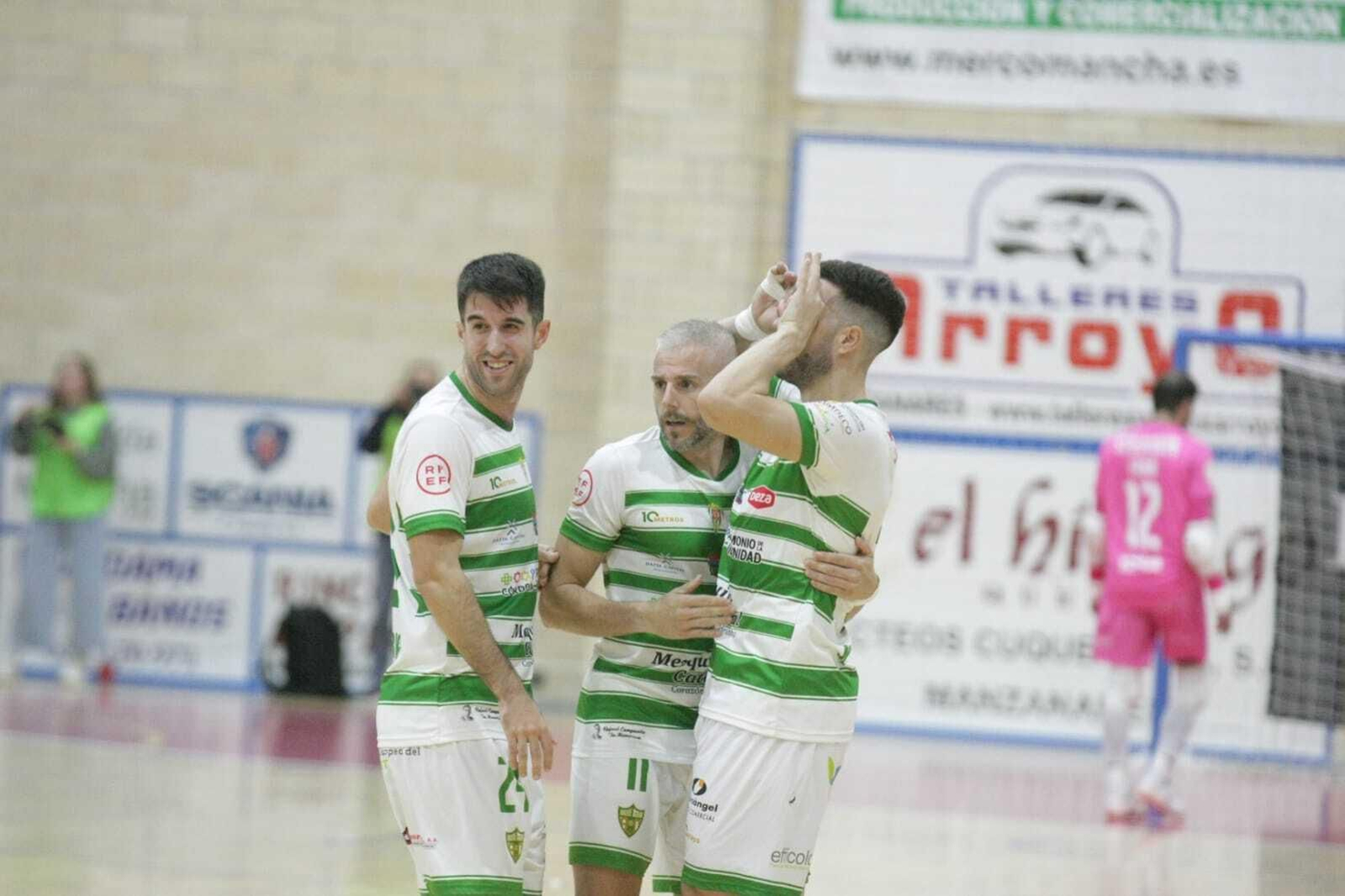 Saura celebra su gol anotado en Manzanares junto a Ismael y Miguelín.