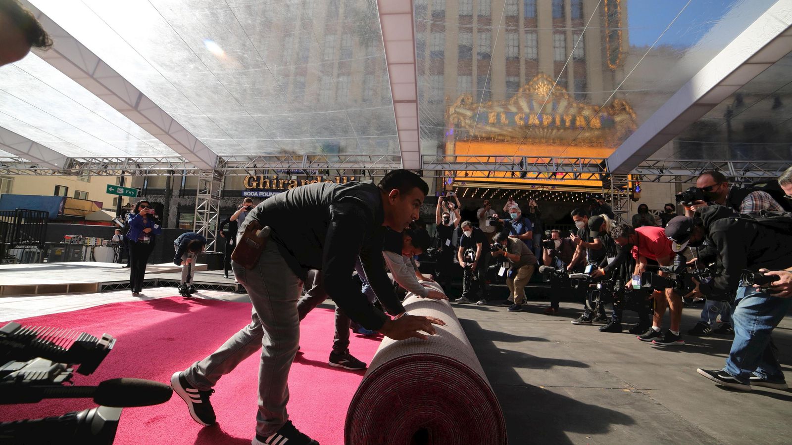 Preparativos de la 'red carpet' frente al teatro Dolby de Los Ángeles.