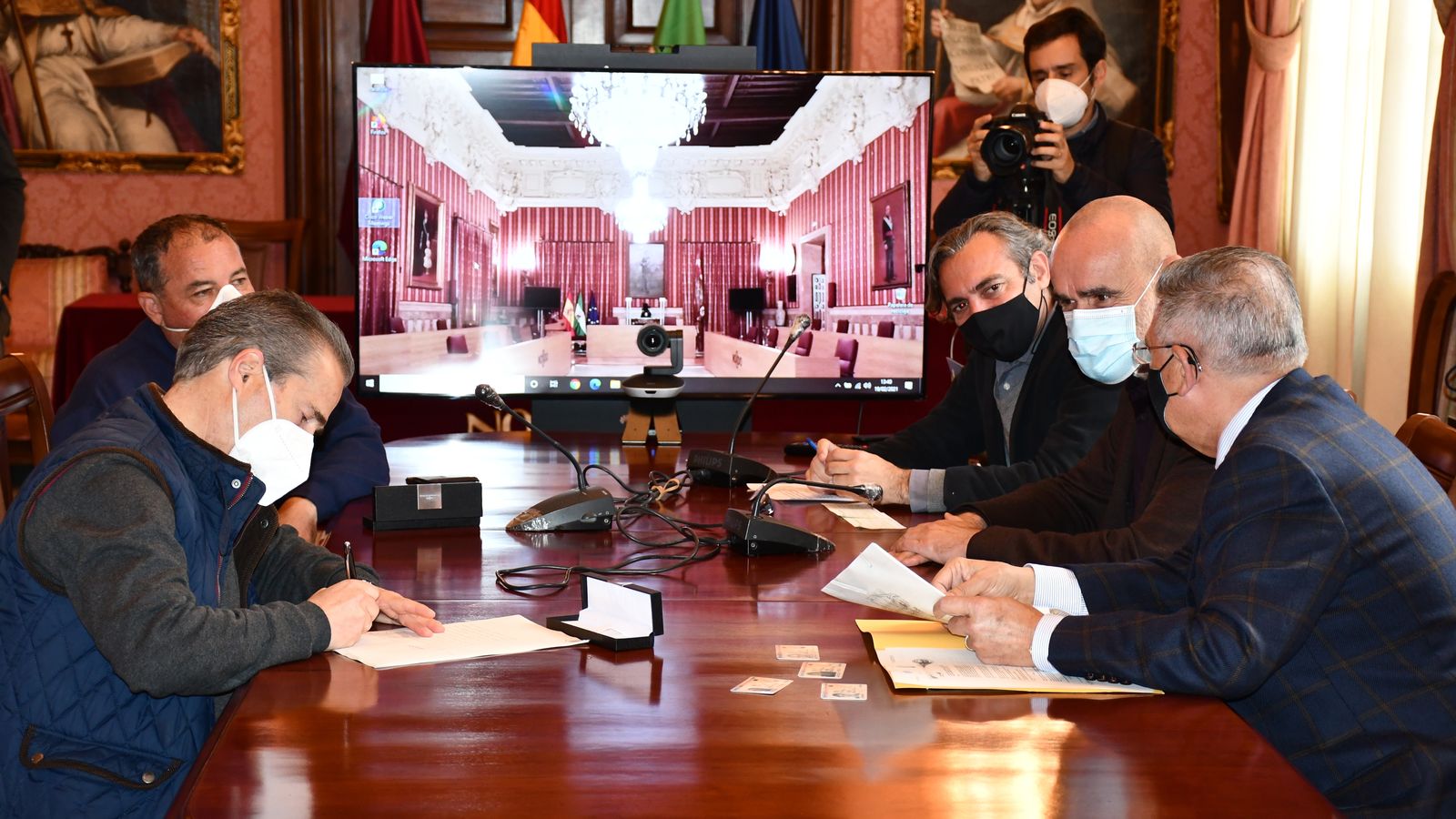 El delegado Antonio Muñoz y el gerente Felipe Castro en la firma de las viviendas compradas.