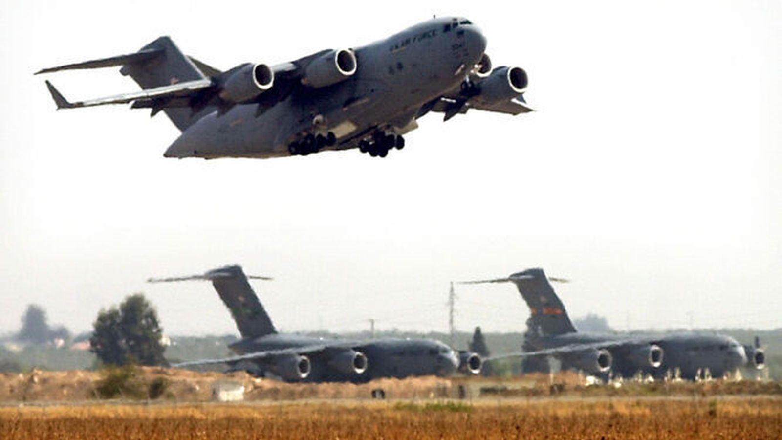 Un avión militar despega de la base de Morón