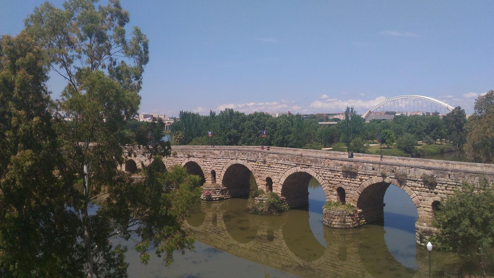 El Puente Romano en primer término. Al fondo el más moderno Puente Lusitania.