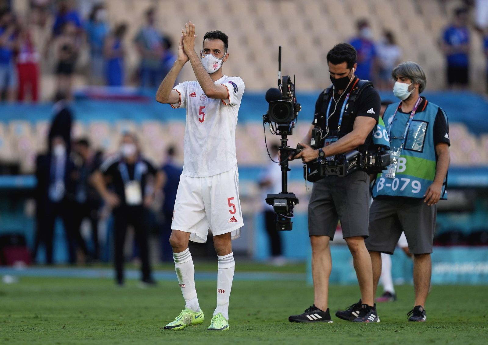 Busquets aplaude a los aficionados al finalizar el partido ya con mascarilla.