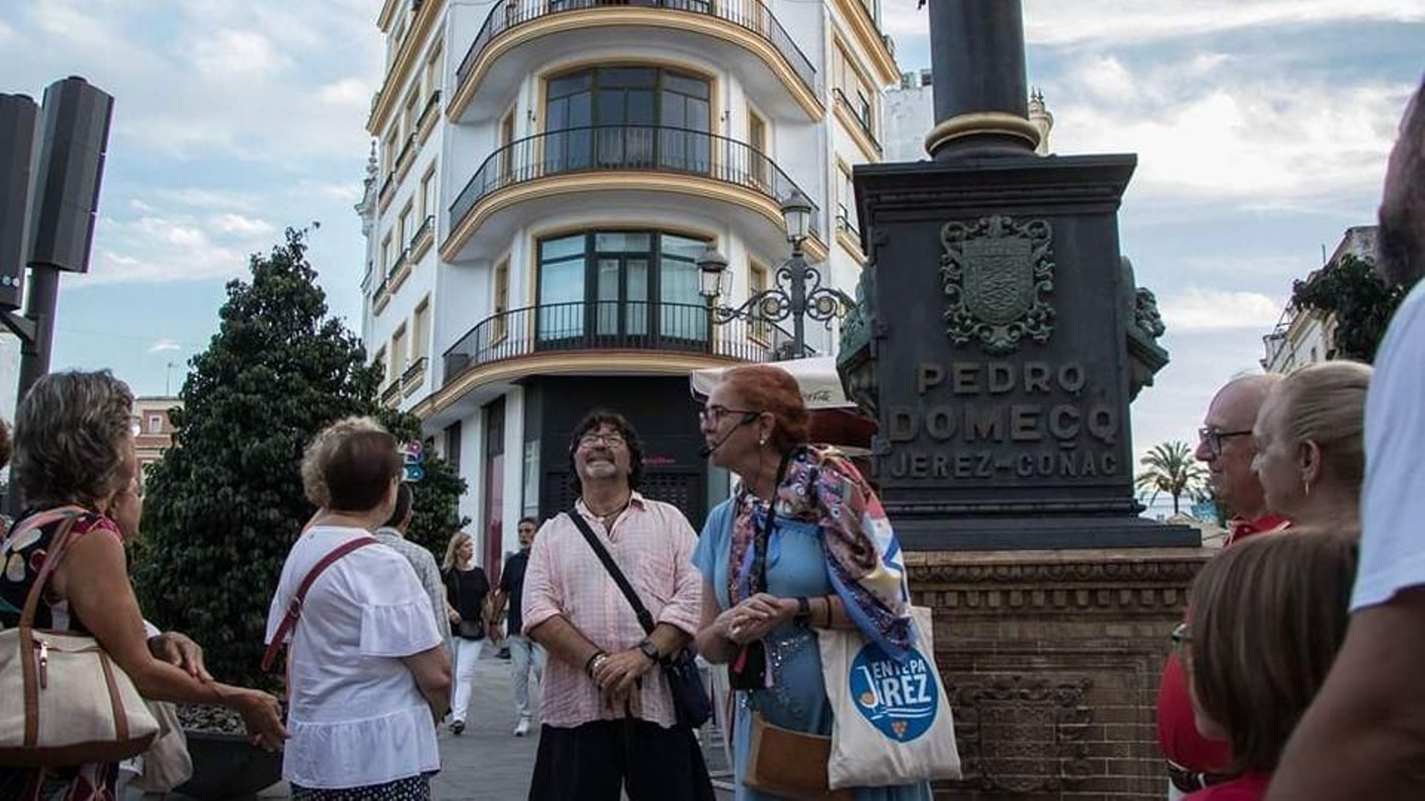 Reyes Maraver durante una de sus rutas turísticas por Jerez