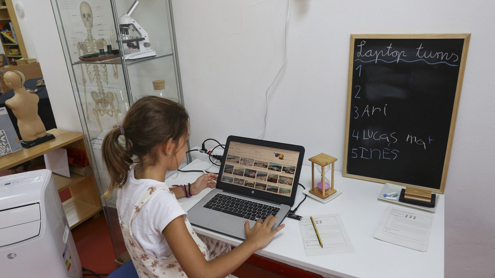 Una alumna de Taller 2 utiliza el ordenador.