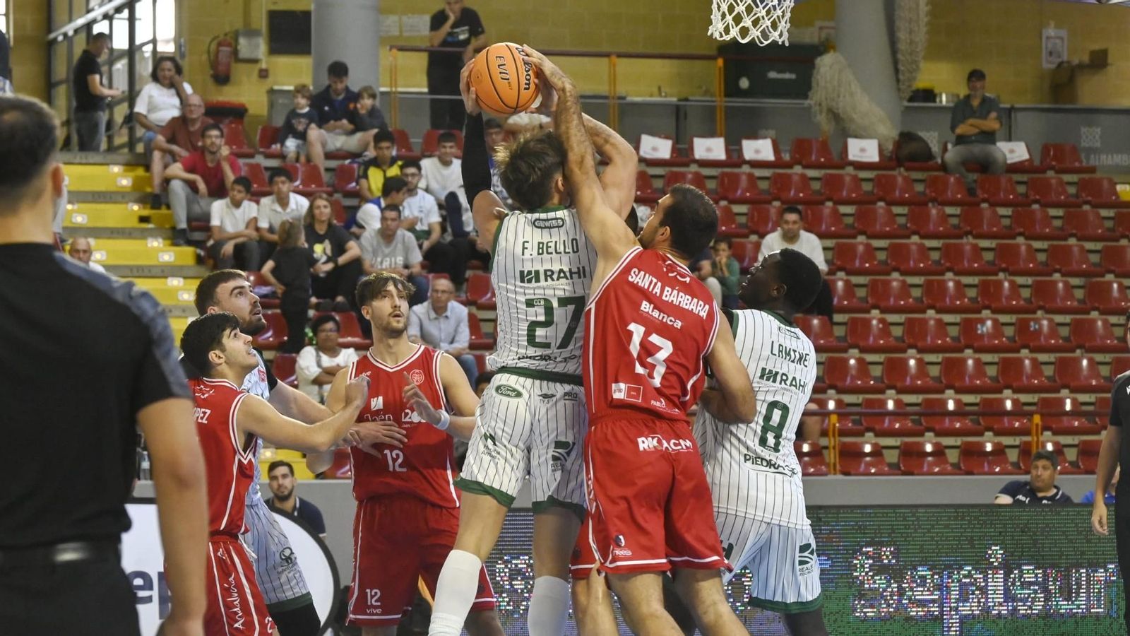 Fernando Bello entra a canasta ante la presencia de Santa Bárbara.