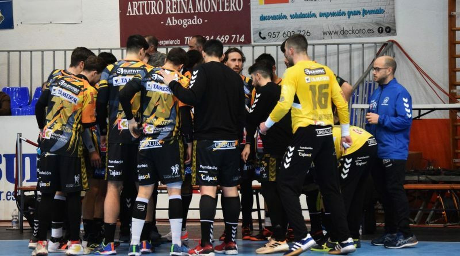 Los jugadores del Ángel Ximénez, durante un tiempo muerto en un partido en el Miguel Salas.