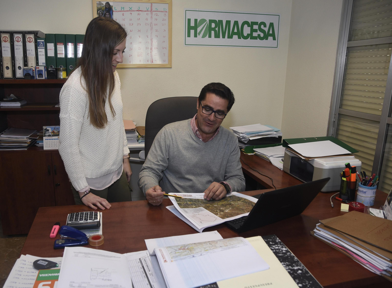 El delegado de zona de Córdoba de Hormacesa Javier Jiménez con una de las participantes del Plan Galileo
