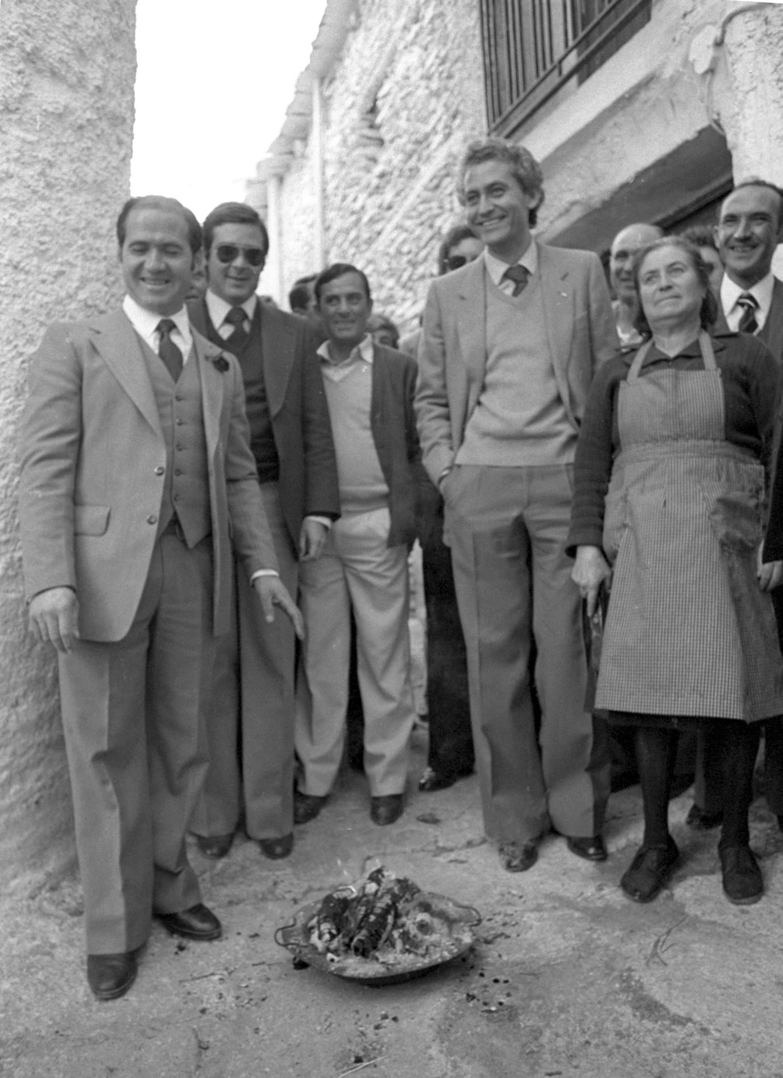 El primer presidente de la Junta fue Rafael Escuredo. Aquí le vemos visitando un pueblo alpujarreño.