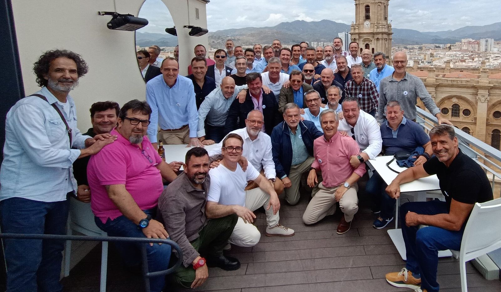 Participantes en el homenaje al veterano entrenador Roberto Jurado.